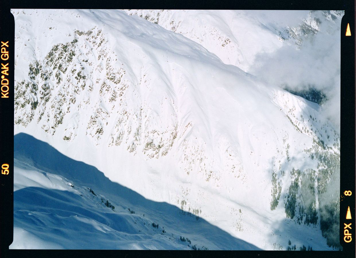 Lawinenanbruchkanten im Bieligertal. 1999 war aussergewöhnlich, da viele Anbrüche nicht nur eine einzelne Rinne umfassten, sondern sich über mehrere Geländerücken in benachbarte Rinnen fortpflanzten. So resultierten Anrisslängen von teilweise mehreren Kilometern und entsprechend grosse Lawinen. Aufnahmerichtung: SW, 25. 02. 1999, 15:30; Titel der Aufnahme: BIELIGERTAL/ GALEBR.; Goms, Wallis Kameramodell: Expression 12000XL